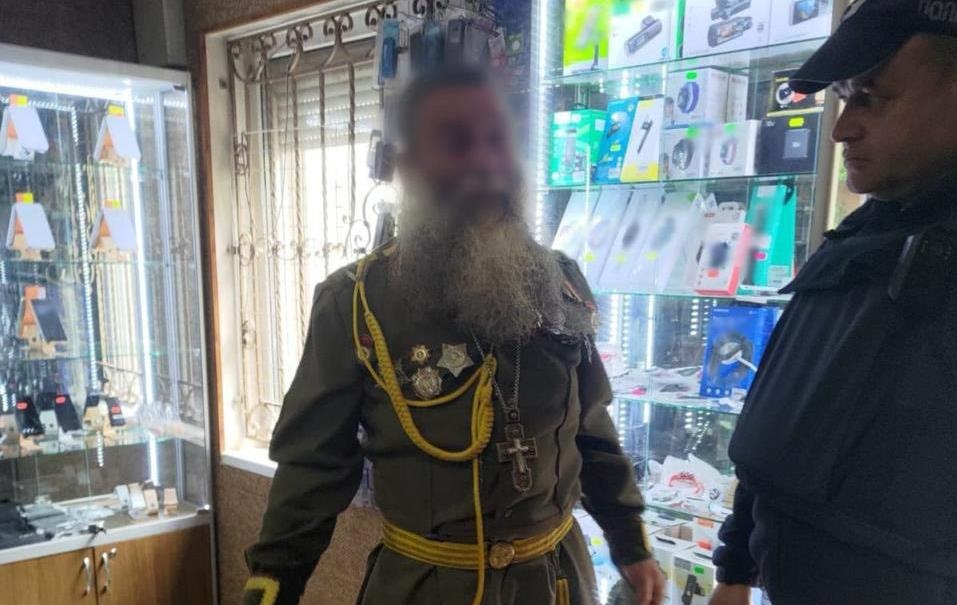 Новини України - Затримано священника УПЦ МП, що вбрався в радянську форму