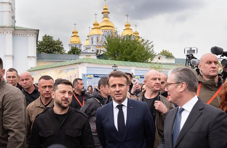 Зеленський, Макрон і Стармер погуляли в центрі Києва