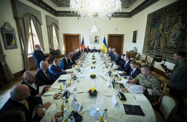 Зеленський зустрівся з керівниками оборонних підприємств Чехії