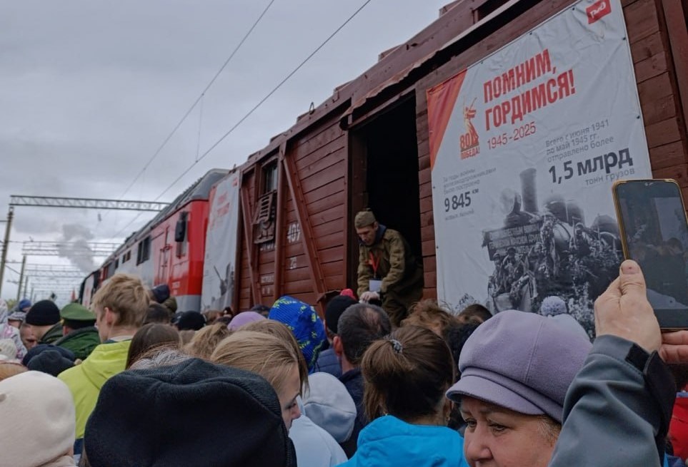Новини світу - Жителі російського міста билися за кашу біля "поїзда перемоги"