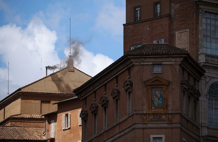 Знову чорний дим: кардинали не дійшли згоди щодо нового Папи