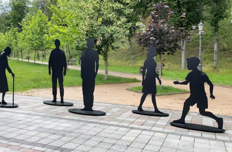 У Києві встановили інсталяцію, присвячену зниклим безвісти за особливих обставин