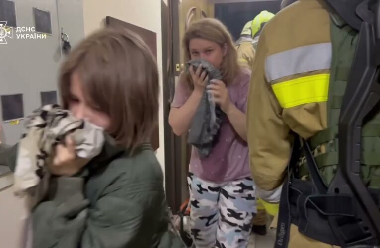 Президент України показав відео ліквідації наслідків сьогоднішньої атаки на Київ