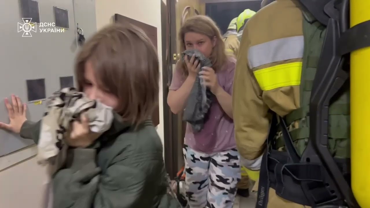 Президент України показав відео ліквідації наслідків сьогоднішньої атаки на Київ