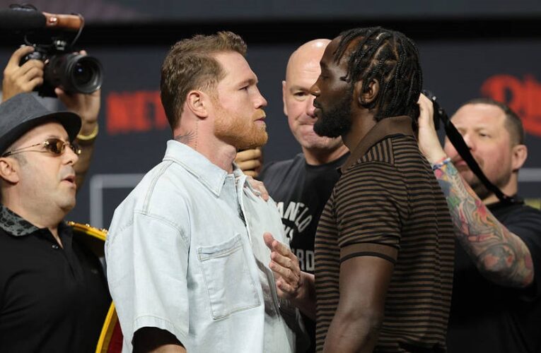 Альварес та Кроуфорд провели дуель поглядів