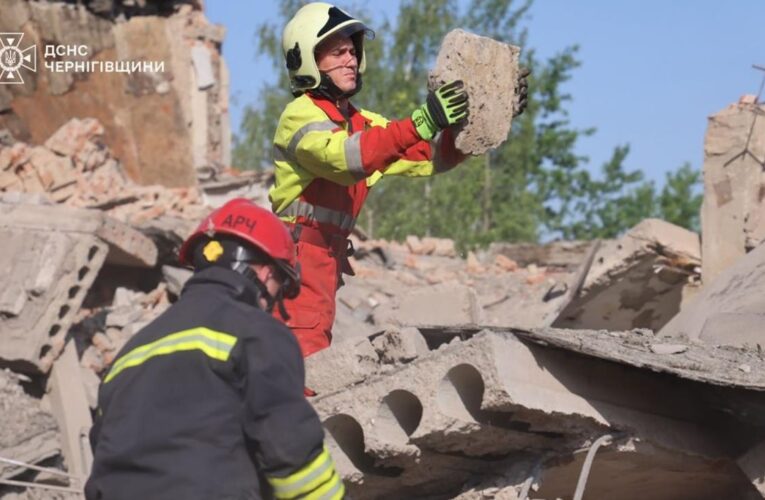 Атака на Чернігів: з-під завалів деблокували тіло