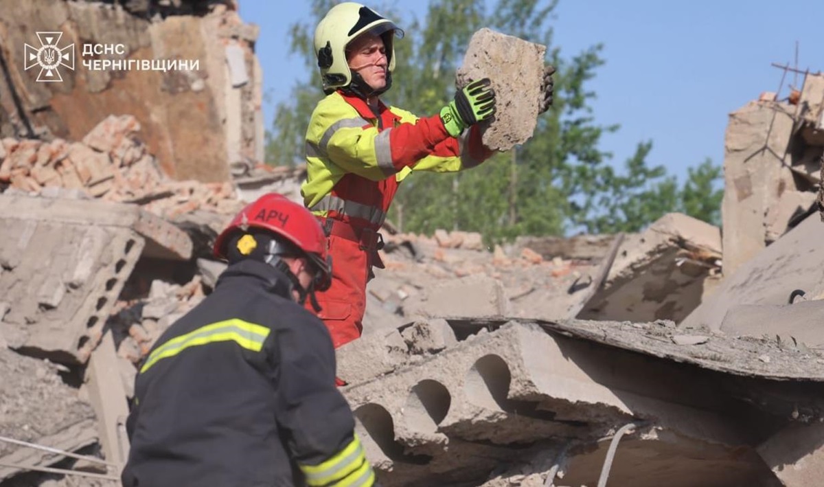 Новини України - Атака на Чернігів: з-під завалів деблокували тіло