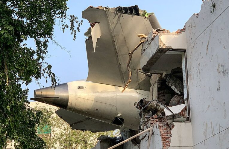 Авіакатастрофа в Індії. Літак впав на будинки