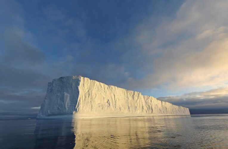 Айсберг розміром з Хрещатик дрейфує біля української станції в Антарктиді