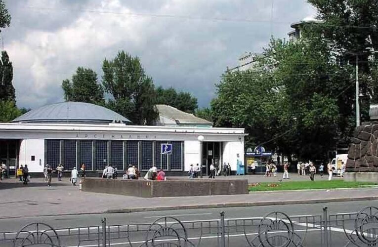 Біля метро в Києві виявили труп чоловіка