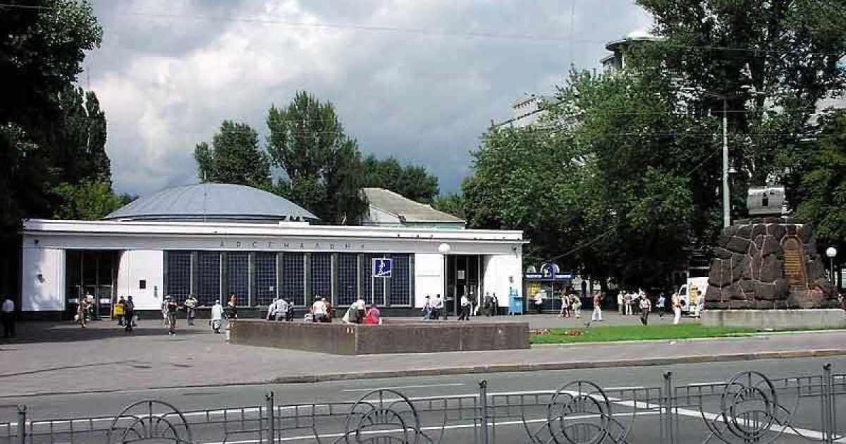 Новини Києва - Біля метро в Києві виявили труп чоловіка