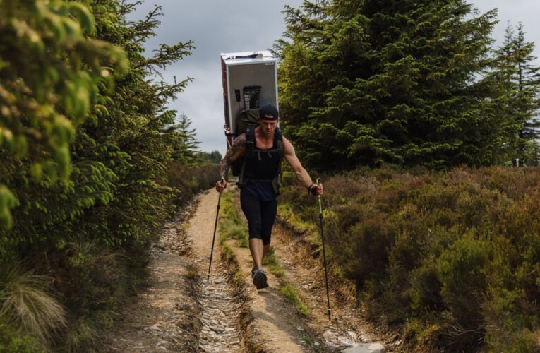 Британець пройшов 112 км з холодильником на спині