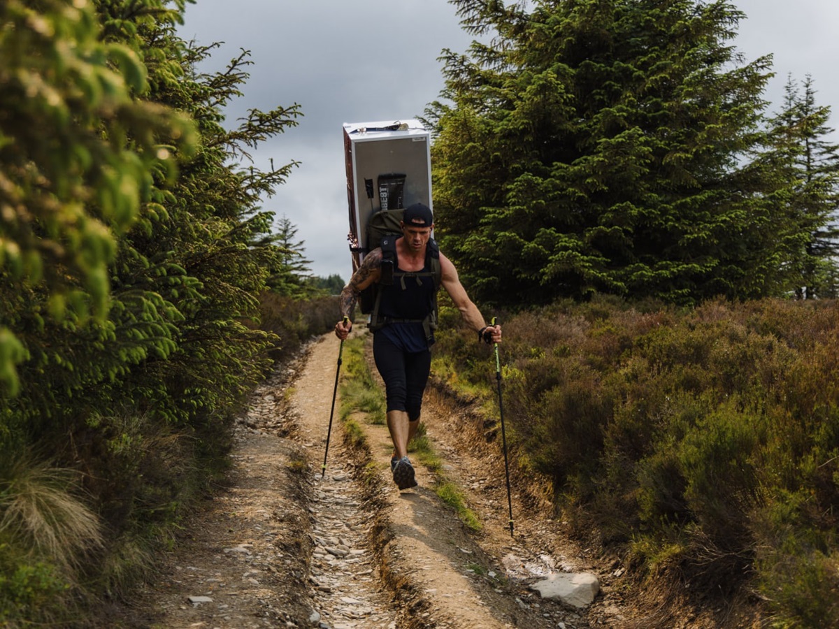 Новини світу - Британець пройшов 112 км з холодильником на спині