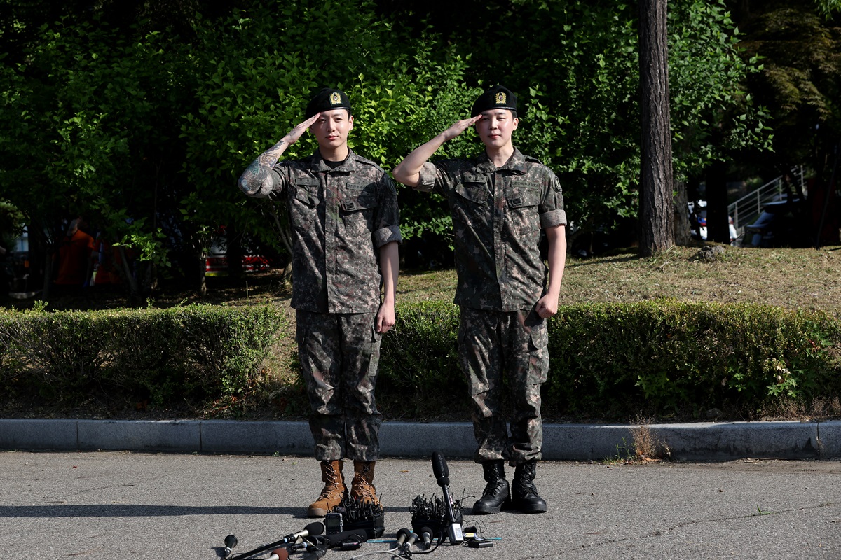 Новини культури - Четверо учасників BTS завершили військову службу