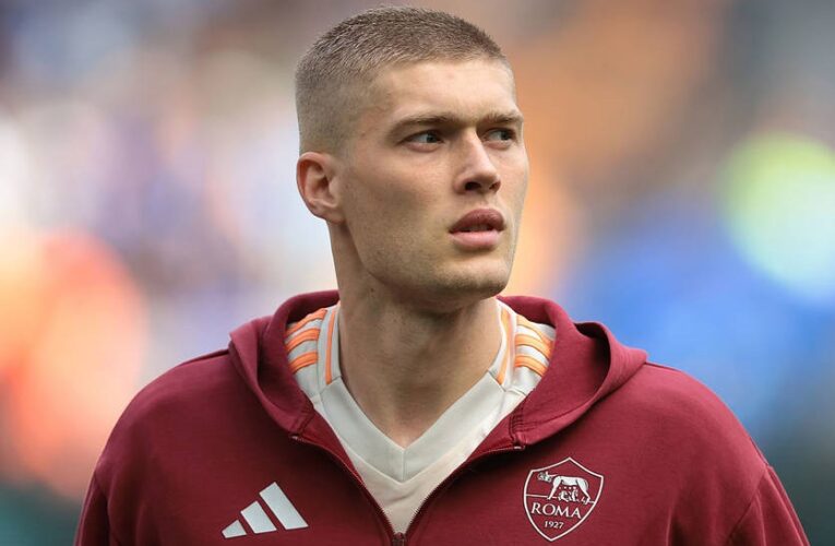 Чим Довбик гірший: колишній захисник Роми висловився щодо нападок на гравця