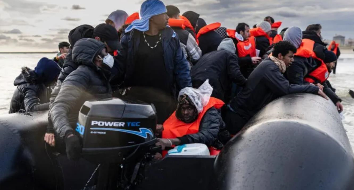 Новини світу - До Британії прибули 1200 мігрантів - міністр визнав втрату контролю