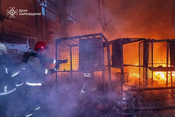 Дрони РФ атакували поштовий термінал у передмісті Харкова, сталась пожежа