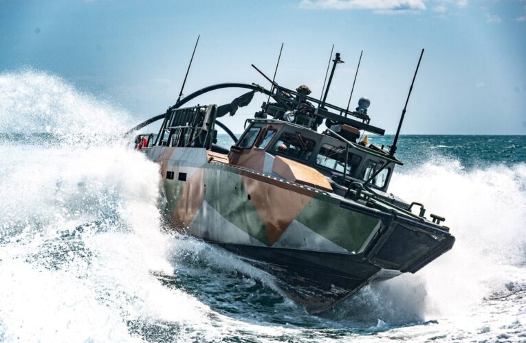 Екіпаж ВМС врятував групу цивільних, яких винесло у відкрите море