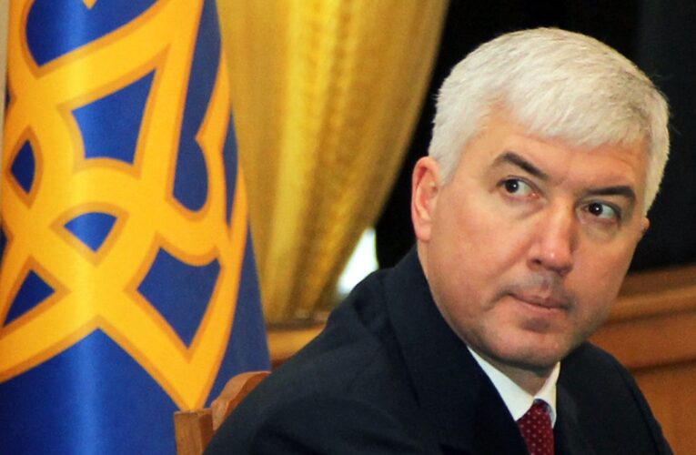 Ексміністрів оборони України підозрюють у зраді