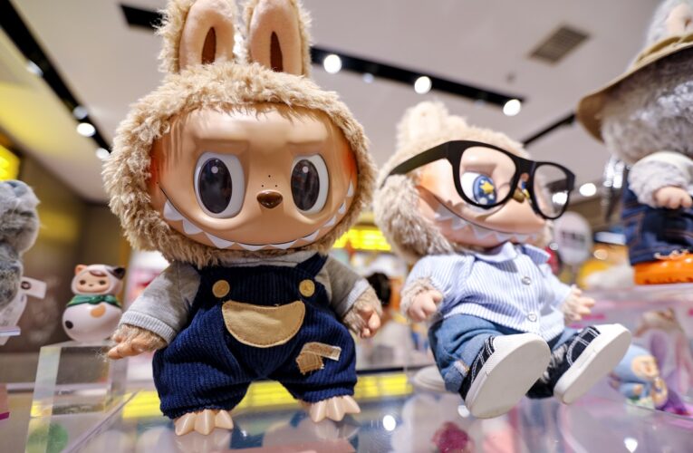 Гігантську іграшку Лабубу продали за рекордну суму