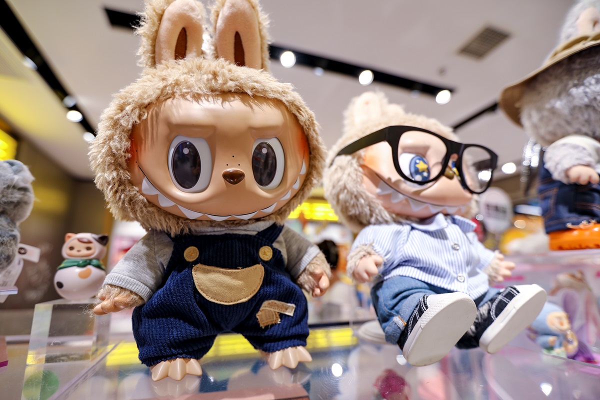 Новини світу - Гігантську іграшку Лабубу продали за рекордну суму