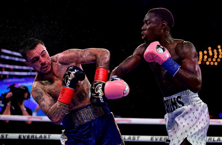 Гітчінс нокаутував Камбососа у своєму першому захисті титулу