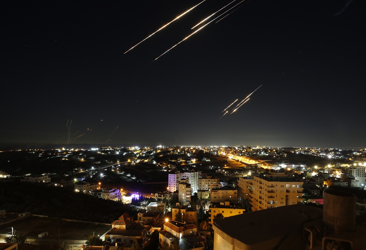 Новини світу - Іран та Ізраїль обмінюються авіаударами