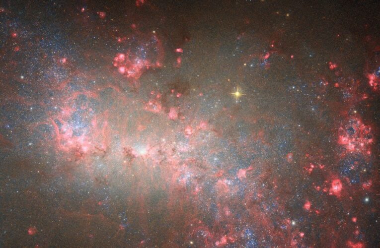 Хаббл показав галактику, де масово народжуються зорі