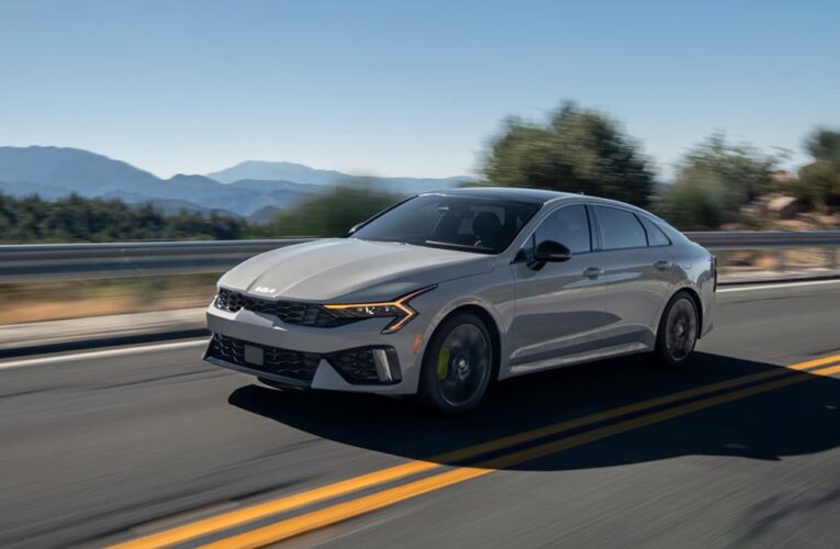 Kia відкликає тисячі K5 через програмне забезпечення з “корейською логікою”