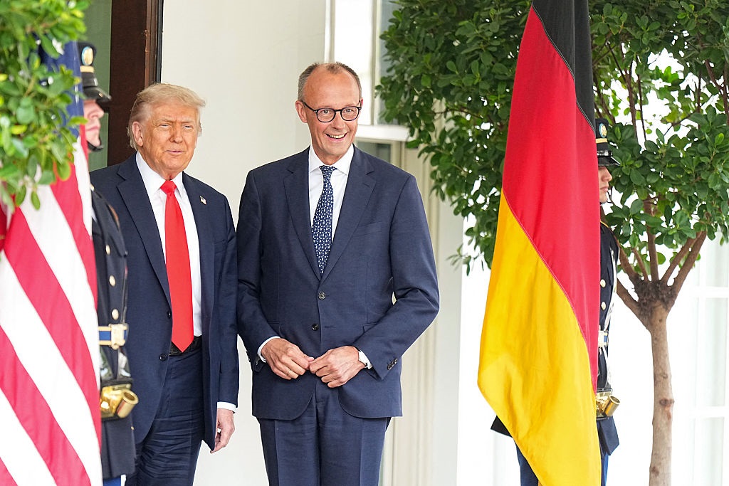 Новини світу - Мерц вручив Трампу неочікуваний подарунок