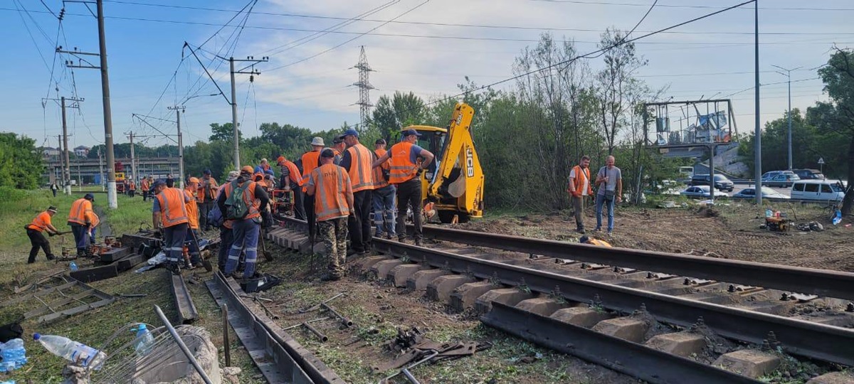 Новини Києва - Метро та УЗ відновлюють колії після атаки, змінено маршрути