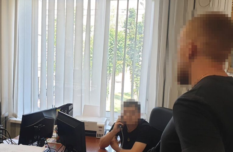 На Дніпропетровщині правоохоронець за гроші видаляв дані про ухилянтів