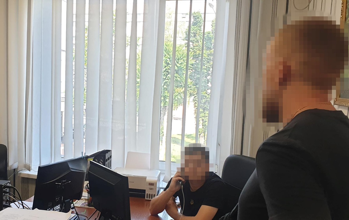 Новини України - На Дніпропетровщині правоохоронець за гроші видаляв дані про ухилянтів