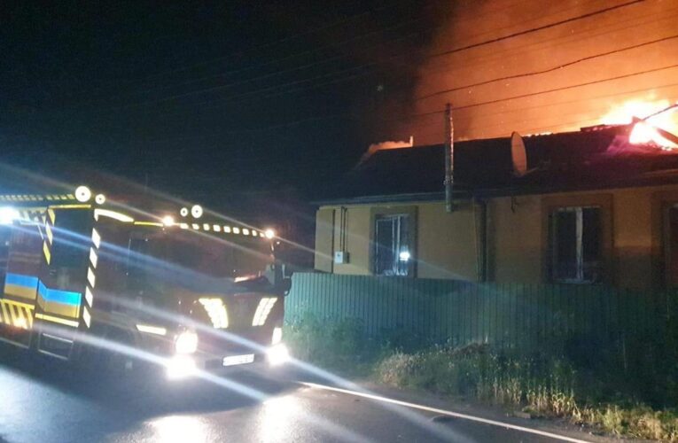 На Київщині через атаку дронів спалахнули пожежі, є руйнування