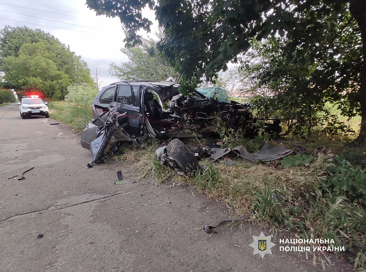 Новини України - На Одещині водій врізався в дерево, є загиблий