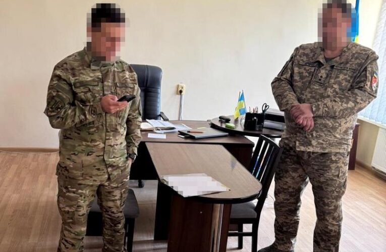 На Прикарпатті викрито чиновника ТЦК, що знімав з обліку мобілізованих