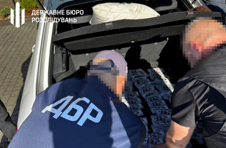 На Рівненщині посадовець вимагав побори з правоохоронців