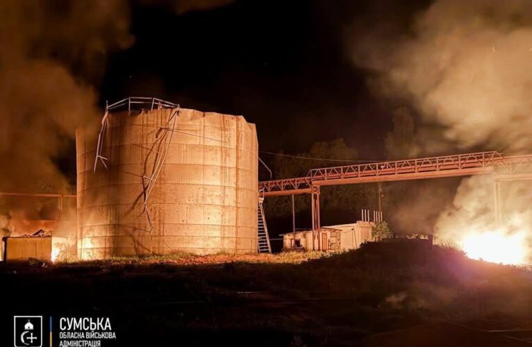 На Сумщині 12 російських дронів влучили у завод