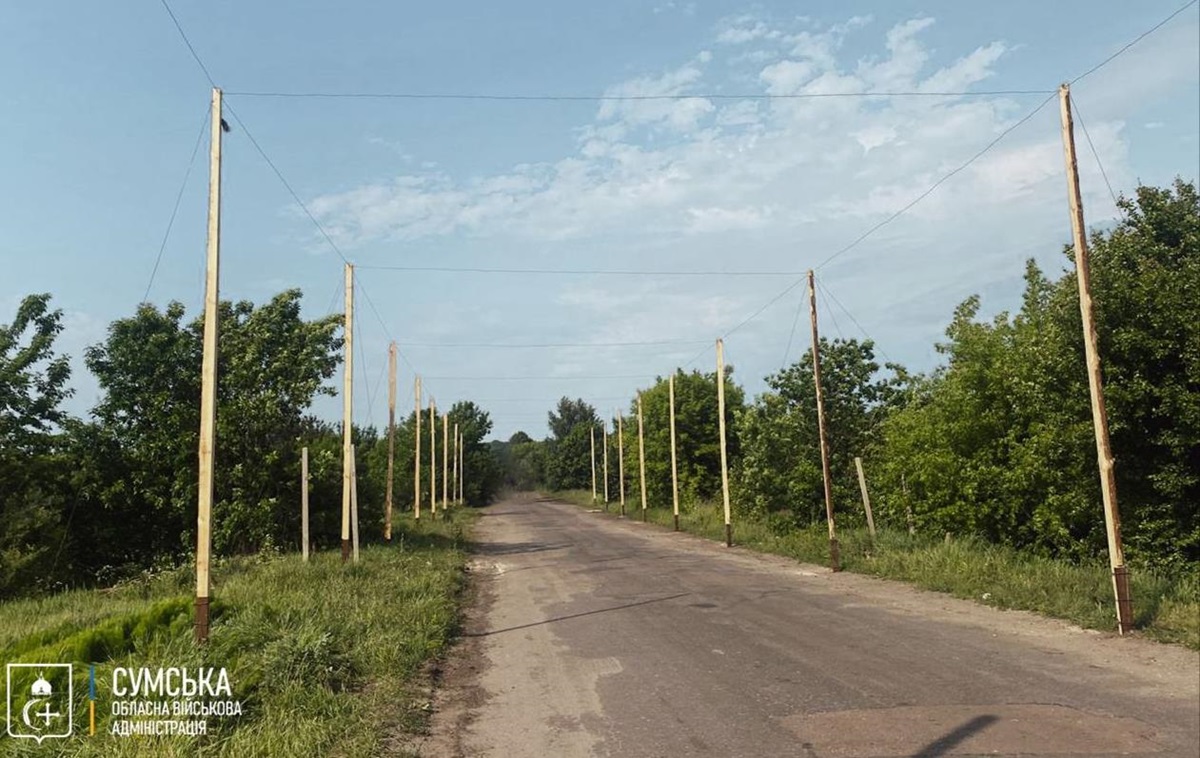 Новини України - На Сумщині над дорогами натягують антидронові сітки