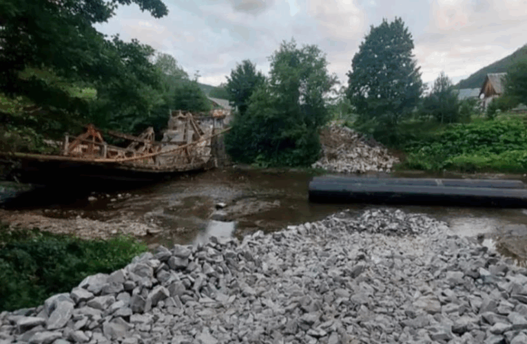 На Закарпатті обвалився міст через річку