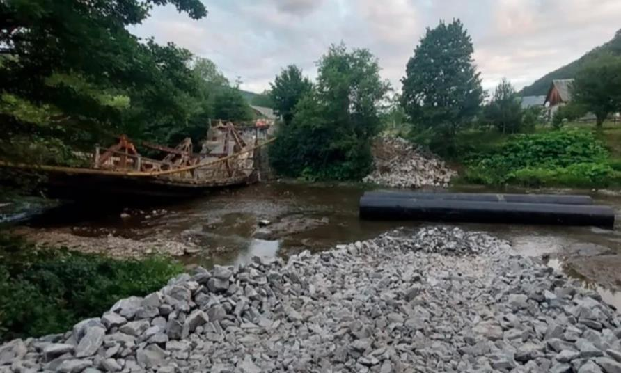 Новини України - На Закарпатті обвалився міст через річку