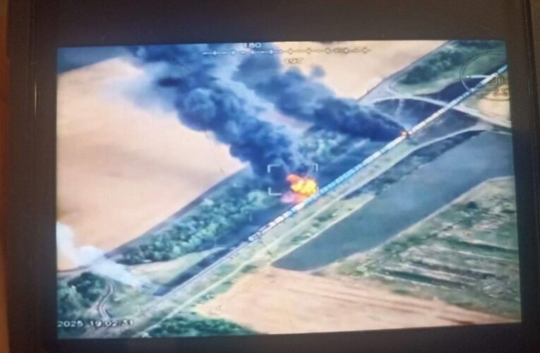 На Запоріжжі у окупантів палає ешелон з паливом