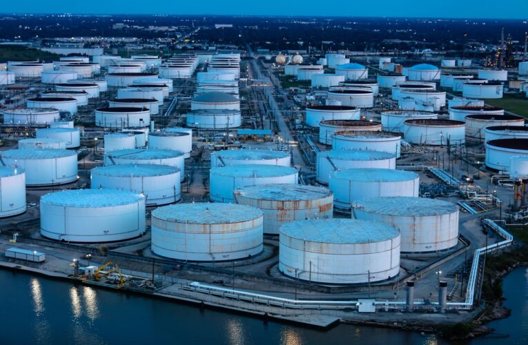 Нафтові резерви США впали до річного мінімуму