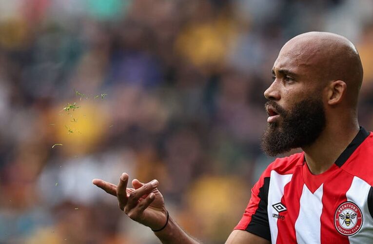 Нападник Брентфорда Мбемо підпише угоду з Манчестер Юнайтед