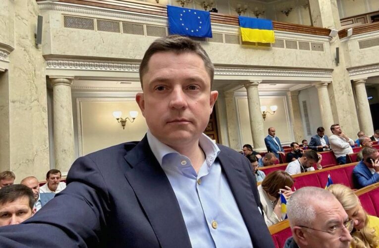 Народний депутат Довгий склав мандат