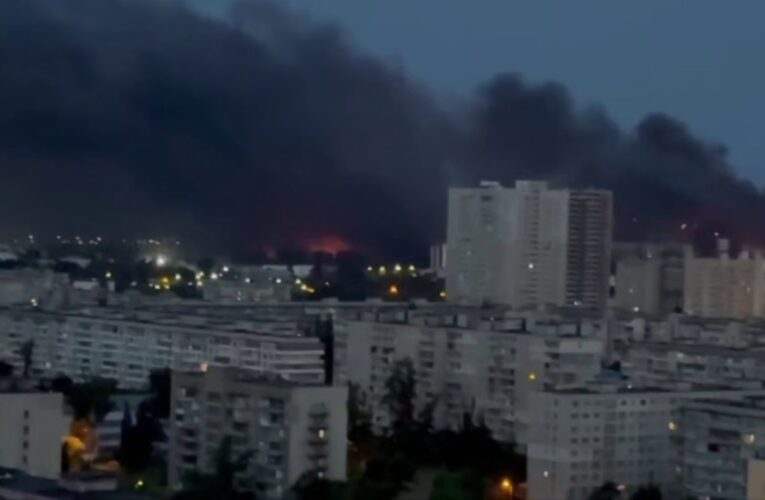 Небо у Києві затягло чорним димом