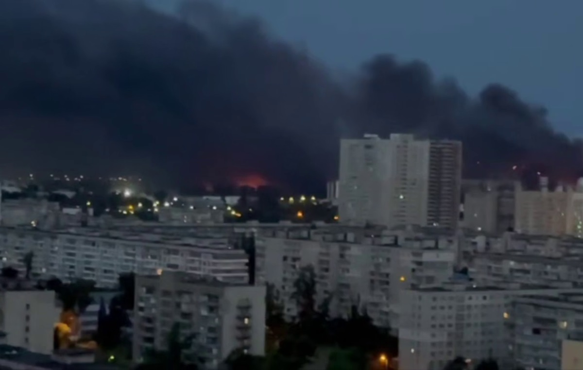 Новини Києва - Небо у Києві затягло чорним димом