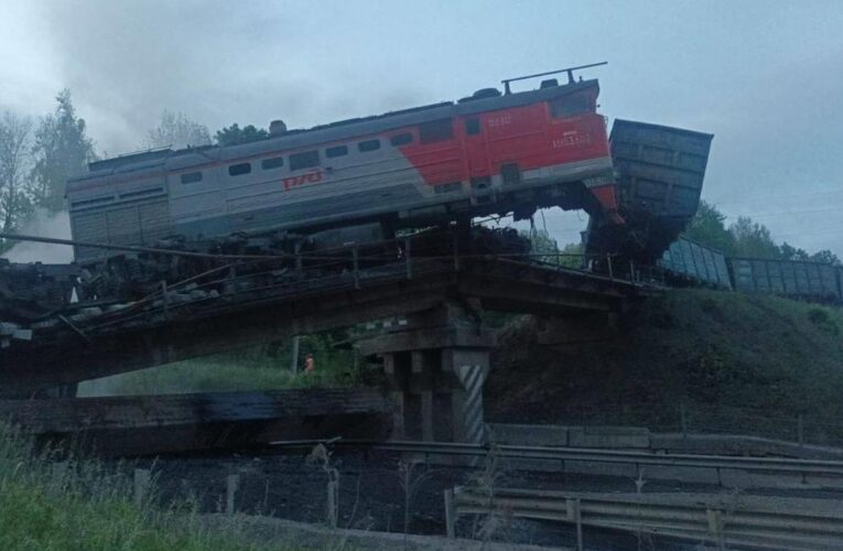 Обвал мостів у РФ: росіяни заявили про підриви