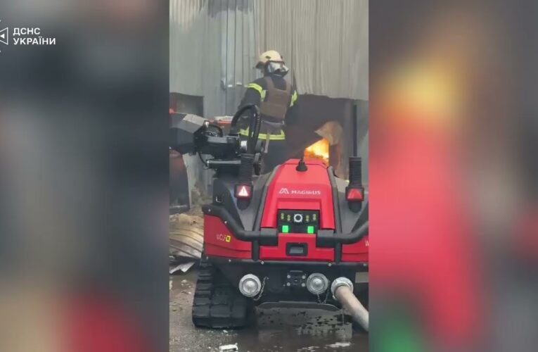 У Києві на ліквідації наслідків нічних ударів залучена потужна спецтехніка ДСНС та ГУР