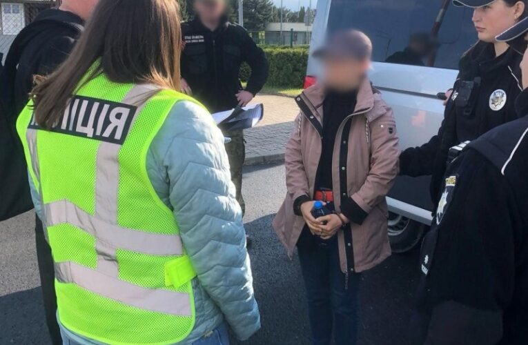 Підозрювану у незаконному переправлення мігрантів екстрадували з Німеччини